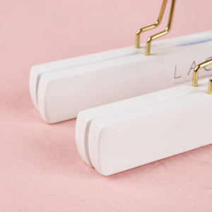 Perruques d'usine Inspring <span class=keywords><strong>Cintre</strong></span> pour cheveux avec logo Extensions de cheveux <span class=keywords><strong>Cintre</strong></span> en bois Vente en gros - Product Image 2