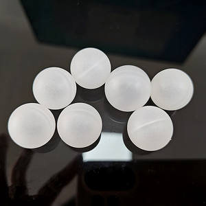 כדורי פלסטיק חלולים מפוליפרופילן (PE/PP) בקוטר 30 מ\\\"מ ו-33 מ\\\"מ, יצוקים בתהליך ניפוח, זולים, סיטונאי, התאמה אישית, לכדורי ציפה לבריכות. - Product Image 1