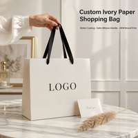 Sac fourre-tout de luxe pour magasin de vêtements, sac cadeau personnalisé pour cosmétiques, sac de shopping biodégradable en carton pour hommes et femmes avec poignée en ruban