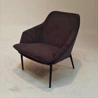 Fauteuil d'appoint rembourré en velours, structure intérieure en bois de pin, pieds en acier au carbone avec revêtement en poudre noire