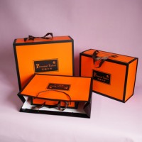 Boîte cadeau pliable magnétique de luxe orange avec logo personnalisé, boîte d'emballage rigide en carton pliable avec poignée en ruban