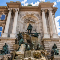 Fontaine Sculpturale Personnalisée Haut de Gamme avec Éclairage Laser RGB, Étanchéité IP68, en Acier Inoxydable - Services de Conception et Construction Brevetés