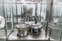 Machine de remplissage, de formage et de scellage entièrement automatique à 4 têtes pour flacons en verre de 1-2 ml, 5-10 ml et 20 ml, pour liquides aseptiques