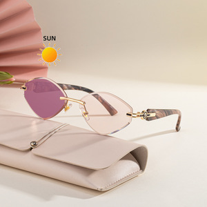Nuovi Occhiali da Sole Senza Montatura 2026 Stile Europeo Americano, Lenti Fotocromatiche UV400, Personalizzati e di Tendenza per Donna, Ideali per l'Outdoor - Product Image 3