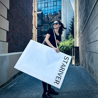 Sac de transport en papier blanc surdimensionné à impression personnalisée, poignées en ruban noir, œillets métalliques, emballage pour magasin de vêtements