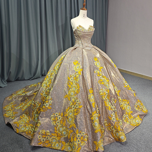 Robe de bal de luxe jaune doré avec appliques en dentelle et décolleté cœur, modèle 6642 - Product Image 3