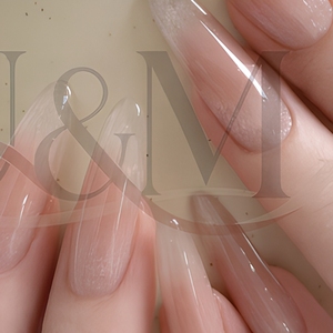 Ongles à presser dégradés rose nude brillant, forme amande, pour un look de salon prêt-à-porter - Product Image 6