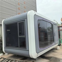 Mini capsule spatiale avec une chambre et une salle de bain, douche, pod modulaire compact pour la vie en station balnéaire ou la location