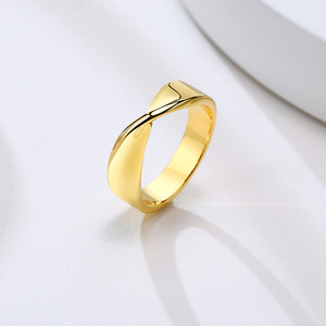 <span class=keywords><strong>Bague</strong></span> en <span class=keywords><strong>acier</strong></span> <span class=keywords><strong>inoxydable</strong></span> de style européen et américain Mobius or femme accessoires de main simples en gros - Product Image 5