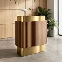 Comptoir de réception moderne de luxe en bois cannelé et or brossé - Petit comptoir de caisse sur pied pour hôtels, usage commercial compact