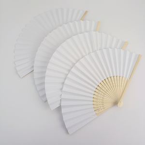 Éventail pliant japonais portable en bambou de 21 cm, peint sur mesure, pour mariages, cadeaux de mariage japonais pour invités - Product Image 1