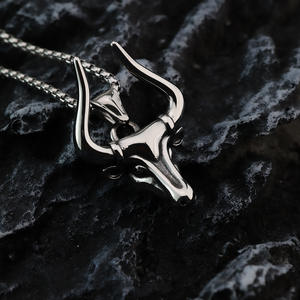 Collar con colgante de cabeza de toro de acero inoxidable para hombre, amuleto de animal, regalo para combinar con ropa - Product Image 4