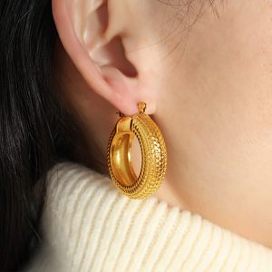 Pendientes de Aro Dorados con Textura, Anillo Elíptico para Uso Diario de Mujer - Product Image 4