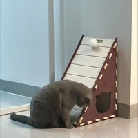 Vente en gros de maison à gratter pour chat en triangle avec design de tunnel grotte à chat fermée pour chats d'intérieur toutes les saisons