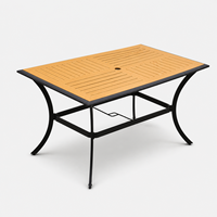 Ensemble de salle à manger d'extérieur moderne et abordable avec chaises en métal et WPC, table à cadre en aluminium avec trou pour parasol, idéal pour villas, parcs, cours et complexes hôteliers
