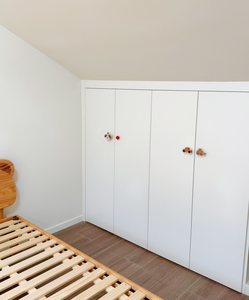 Armadio su Misura per Soffitta con Design a Soffitto Inclinato, Ripiani Aperti e Cassetti Multipli per <span class=keywords><strong>Camera</strong></span> <span class=keywords><strong>da</strong></span> <span class=keywords><strong>Letto</strong></span> con Tetto Inclinato - Product Image 3