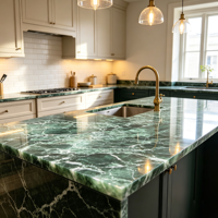 Marbre vert naturel de luxe de grande qualité, idéal pour les comptoirs d'îlots de cuisine, les escaliers et les halls d'hôtels de style moderne