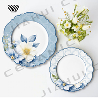 Assiette en porcelaine gracieuse, motifs géométriques délicats de fleurs bleues pour des paysages de table de mariage enchanteurs