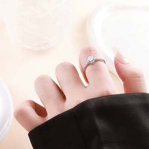 Bague en argent sterling 925 avec moissanite, forme de fleur, quatre griffes, élégante, en argent pur - Product Image 3