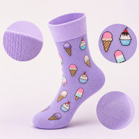 Chaussettes mi-mollet personnalisées respirantes à thème dessert avec logo sublimé pour coffrets cadeaux