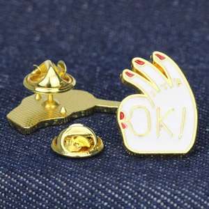 Hot Sale New Style Black Metal Lapel Pins Baratos Atacado Coração Oco Out Mão Broche Carta Personalizada Metal Preto Pin Com Bruxa - Product Image 2