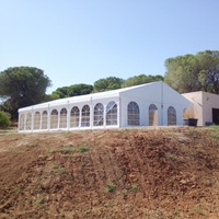 Tente de réception de luxe de 6m/8m/9m/10m de largeur, structure en PVC imperméable avec cadre en alliage d'aluminium pour mariages, fêtes et événements