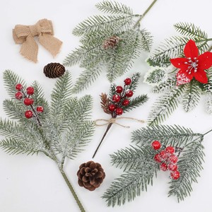 Ramas de pino artificiales Wanhui con bayas y flores para decoraciones navideñas - Product Image 2