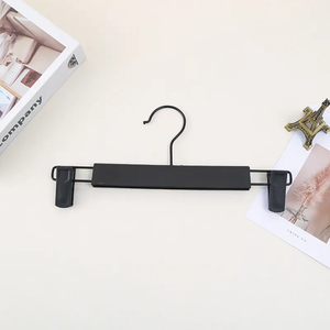 מפעל זול קל משקל פלסטיק שחור צבע מכנסיים קולב - Product Image 2