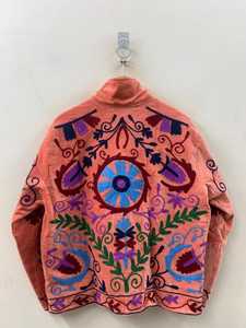 Veste en velours Suzani avec broderie animale et détails boutonnés, vêtement décontracté d'hiver, rembourrage en coton, exportateur fabricant OEM Inde - Product Image 6