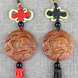 Colgante de madera del Comandante Mao para coche, artesanía de madera de durazno, regalo religioso para templo, decoración para coche - Product Image 1