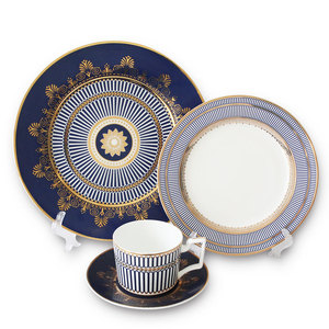 Service de table en porcelaine fine de style européen avec rayures géométriques bleues et dorées pour banquets de mariage et restaurants haut de gamme - Product Image 2