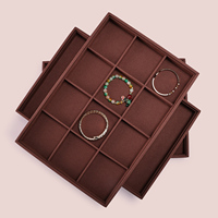 Plateau de présentation de bijoux élégant en suède texturé, avec logo personnalisé, multi-compartiments pour bagues et colliers, organisateur de comptoir, vente en gros