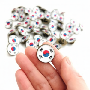 Regalo di spilla per le vacanze alla moda con distintivo del giorno della fondazione nazionale Taegeukgi - Product Image 1