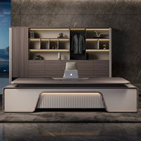 Meubles de bureau haut de gamme pour PDG, bureau de direction luxueux en forme de L, placage bois avec éclairage LED et panneau frontal côtelé pour directeur