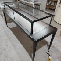 Comptoir de luxe en cuir sur mesure avec vitrine de présentation en verre antique de musée, pieds de table et verrouillable, pour boutique de montres