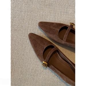 Chaussures Mary Jane à talon épais en cuir mat vintage à bout pointu pour femme – Escarpins polyvalents à talon moyen et bride unique de couleur unie - Product Image 3