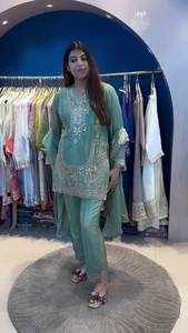 Ensemble de vêtements indiens et pakistanais en gros, avec broderie lourde, haut en soie romaine, dupatta avec latkan fantaisie, réversible, décontracté - Product Image 3