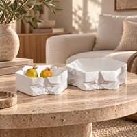 Plateau décoratif en céramique blanche avec motif géométrique en relief étoilé, plateau sculptural pour la décoration moderne de la maison