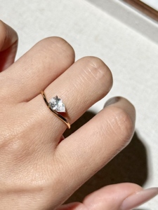 Anillo de Plata 925 con Baño de Oro de 18K y Circonita Blanca en Forma de Gota de Lluvia, Joyería UM, para Bodas, Fiestas, Aniversarios y Uso Diario - Product Image 3