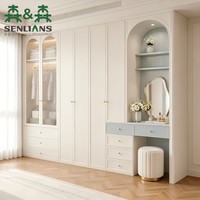 Armoire de style crème français avec vitrine en verre cintrée, niche de vanité bleu poudré, poignées et tiroirs dorés pour chambre à coucher
