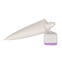 Tubes à lèvres à vis triangulaires blancs doux au toucher pour cosmétiques Récipients de lotion en plastique pour crème solaire et maquillage