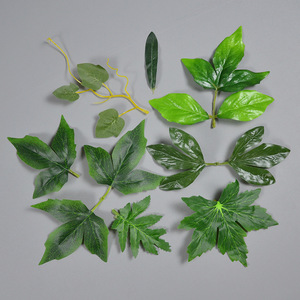 Fleurs artificielles, feuilles simulées, feuillage en plastique et soie (érable, bananier, monstera, palmier du voyageur) pour la décoration et la verdure - Product Image 1
