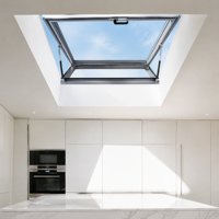 Fenêtre de toit en aluminium à charnières verticales pour éclairage naturel et ventilation, idéale pour villa, maison, grenier, style moderne