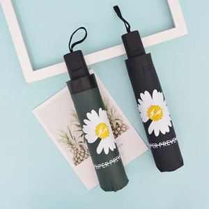 Parapluie pliant manuel à trois volets avec motif floral marguerite moderne, manche en plastique et tige en fer, en vinyle, pour usage extérieur - Product Image 1