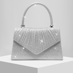 Mini sac de luxe avec pendentif cœur en strass, chaîne à franges et fermeture magnétique. Léger et parfait pour les fêtes et les événements. - Product Image 4