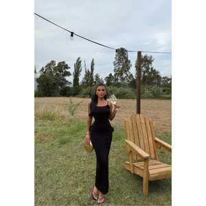 Mono de Fiesta Negro con Detalle de Encaje Intrincado en la Espalda y Elegantes Rosas - Product Image 5