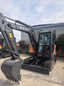 Miniexcavadora Doosan DX60D de 6 Toneladas para Trabajos de Paisajismo - Product Image 3