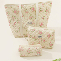 Trousse de maquillage en coton matelassé de grande capacité pour femmes pour trousse de toilette nœud Logo personnalisé Sac fourre-tout gonflé à fermeture éclair souple à la mode
