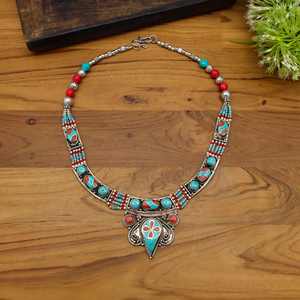 Collar Boho Grueso de Plata con Incrustaciones de Piedras Rojas y Azules, Estilo Vintage Tibetano Geométrico Tribal - Product Image 4