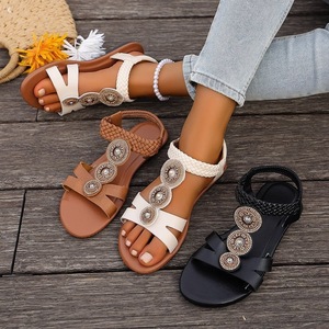 Sandales plates bohèmes à strass avec décor médaillon circulaire, bride cheville tressée et dos élastique – Chaussures d'été pour la plage - Product Image 1